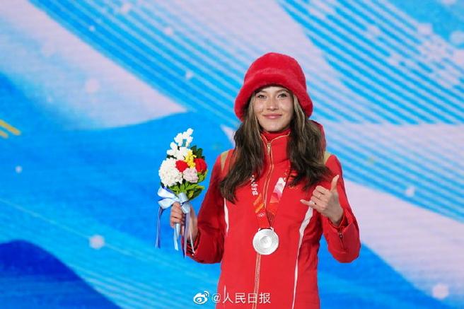 谷爱凌出席冬奥会表彰大会的相关图片